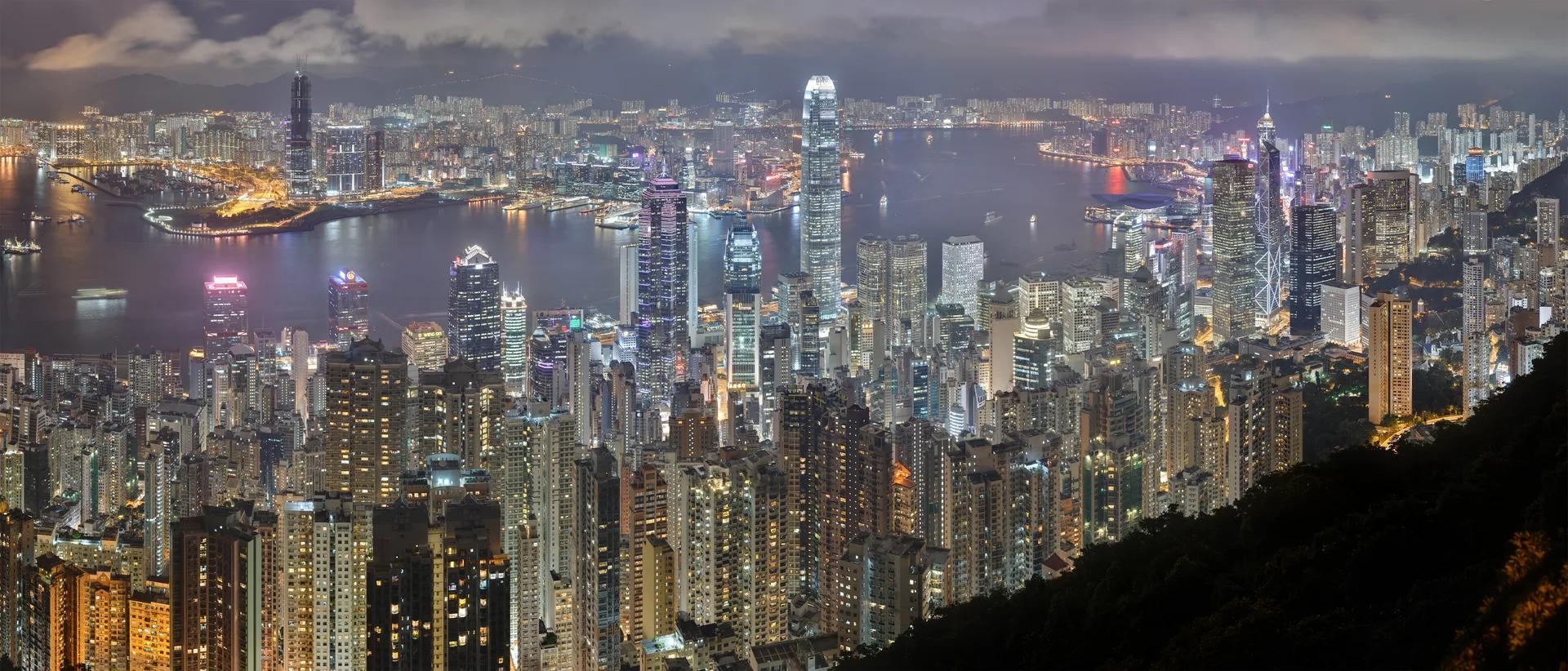 從太平山遠眺香港維多利亞港的夜景